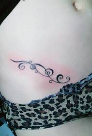 seksikäs tyttö vyötärö tuore kukka viiniköynnös tatuointi kuva