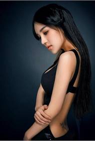 Thai ịgwakọta agbụrụ mara mma dị nro na-aga n'ihu na-ese foto