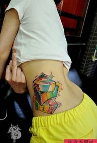 የውበት ወገብ ቆንጆ ቆንጆ ታዋቂው የ Rubik's Cube Tattoo ስርዓተ-ጥለት