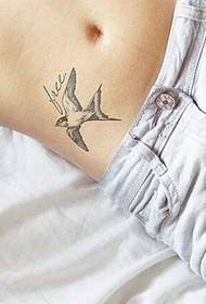 majhen svež in lep črno-beli vzorec tetovaže