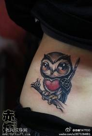 il corpo del tatuaggio ha raccomandato il lavoro del tatuaggio del gufo in vita di una donna