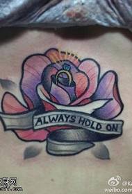 disegno del tatuaggio rosa colorato in vita
