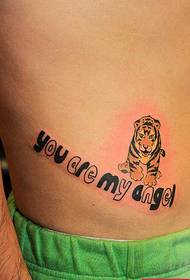 La barra dello spettacolo del tatuaggio ha raccomandato un modello di tatuaggio con lettera di tigre in vita