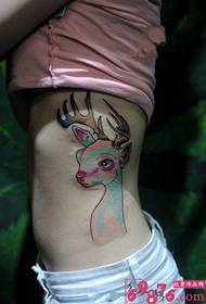 Immagine creativa del tatuaggio della vita degli alci di colore