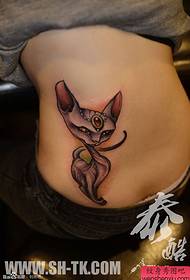 Owesifazane okhalweni okhethiweyo we-Cartoon fox tattoo iphethini