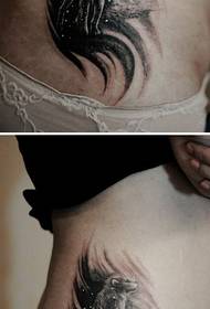 foto e bukur femër nga tatuazhi i luanit