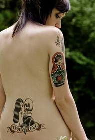 mudellu di tatuaggi di personalità di a vita femminile