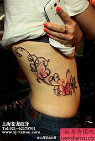skaistums jostasvietā skaists un skaists tauriņa vīnogulāju tetovējuma raksts