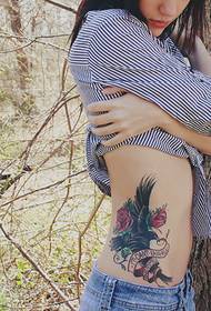 skönhet midja sexig tatuering uppskattning