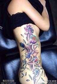 Татуювання лотоса кольорової талії у жінок на боці