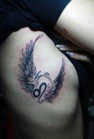 tatuaggio in bianco e nero di belle ali a forma di cuore di ragazzi
