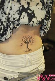 imagem de padrão de tatuagem de árvore pequena da cintura traseira crescendo