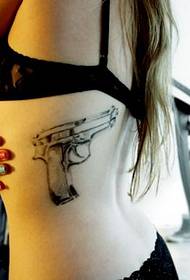šoninis juosmens juodos ir baltos pistoleto tatuiruotės paveikslėlis 71153 - Indijos spalvotas svajonių gaudytojo raktikaulio tatuiruotės paveikslėlis