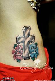 moteriškos nugaros juosmens kryžiaus rožės tatuiruotės modelis