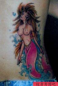 një model tatuazh sirenë me bel
