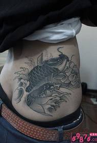 image de tatouage traditionnel de taille de calmar côté