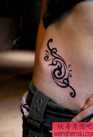 popularni ženski uzorak totemskih tetovaža struka