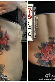bellissimo modello di tatuaggio di peonia in vita