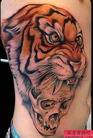recomienda una foto de tatuaje de calavera de tigre de cintura lateral