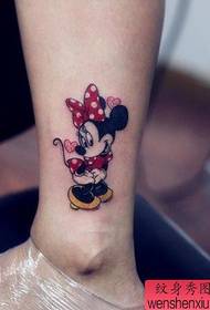 Bildo de tatuaj spektakloj rekomendas desegnitan desegnon de tatuaje de Mickey Mouse