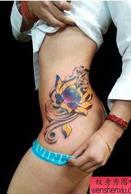 un patrón de tatuaxe de loto en cor da cintura dunha muller