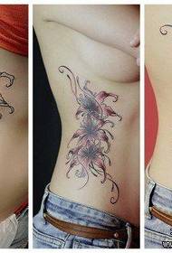 kecantikan pinggang indah pola tato bunga yang indah