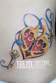 lány derék szív alakú zár kulcs szalag tetoválás minta