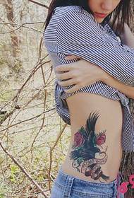meisje zijde taille mooie rose mooie tatoeage foto