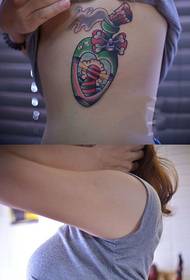 Imagen creativa del tatuaje de la cintura del faro de la botella del deseo