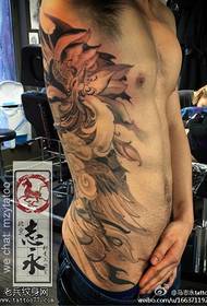 ແອວຂ້າງທີ່ເດັ່ນໃນຮູບແບບ tattoo ປີກ Phoenix