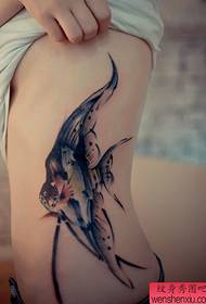 modello sexy del tatuaggio della vita laterale della donna