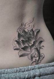 女の子の腰の美しい黒と白の蓮のタトゥー画像
