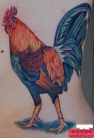 腰に創造的な鶏のタトゥーの仕事