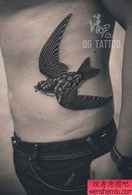 腰部美麗流行燕子紋身圖案