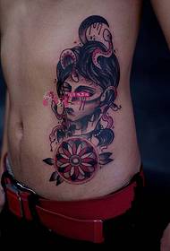 imagen de tatuaje creativo Medusa de cintura lateral