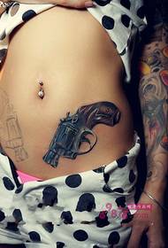 foto de tatuaxe de revólver de cintura lateral