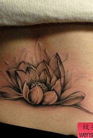 flickans midja bara vackra lotus tatuering mönster