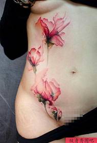 modeli i tatuazhit me lule nga beli i gruas