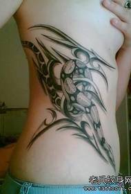 ένα όμορφο πλάγια μοτίβο τατουάζ φίδι μέση