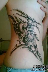 un bellissimo disegno del tatuaggio del serpente in vita laterale
