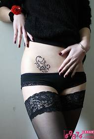 섹시한 허리 구미호 문신 사진