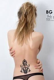 Ang mga magagandang anak na babae sa Europa ay maganda ang itim at puting elepante na diyos tattoo