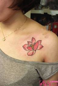 쇄골 작은 신선한 연꽃 문신 그림