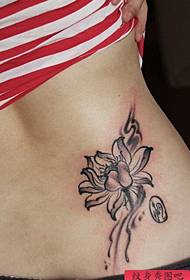 Тіло для показу татуювання рекомендувало жінкам татуювання з лотосом на талії жінки