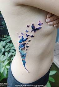 model de tatuaj înghițitură laterală de culoare feminină cu talie cu stele cu pene