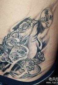 A tetováló show-kép derekán kíváncsi tetoválásmintát javasolt