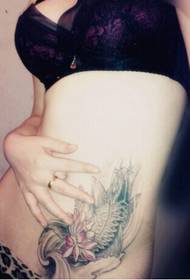 sexy meisie middellyf pragtige ink skilderye inkvis tattoo foto's