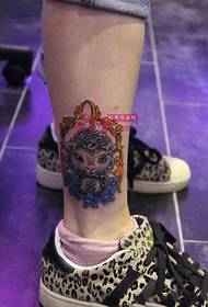 foto tatuaggio alla caviglia creativo alla moda agnello