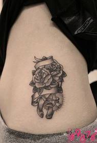 Zwart-witte roos tattoo foto in Europese stijl