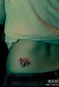 femmina Un bellissimo modello di tatuaggio con diamanti colorati sulla vita del bambino